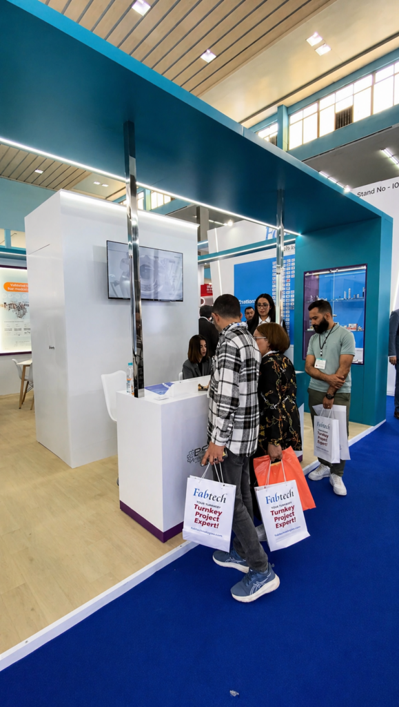 Visiteurs professionnels explorant les solutions pharmaceutiques présentées sur le stand Best Innovation au Maghreb Pharma Expo 2026