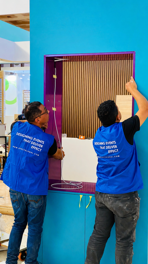 Équipe technique Effect Global installant les composants et équipements du stand Best Innovation au Maghreb Pharma Expo 2026