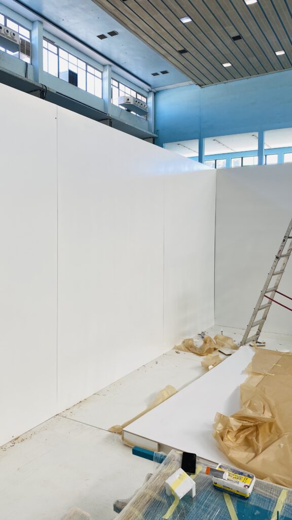 Montage de la structure principale du stand Best Innovation Pharma Algeria par l’équipe Effect Global lors de l’installation