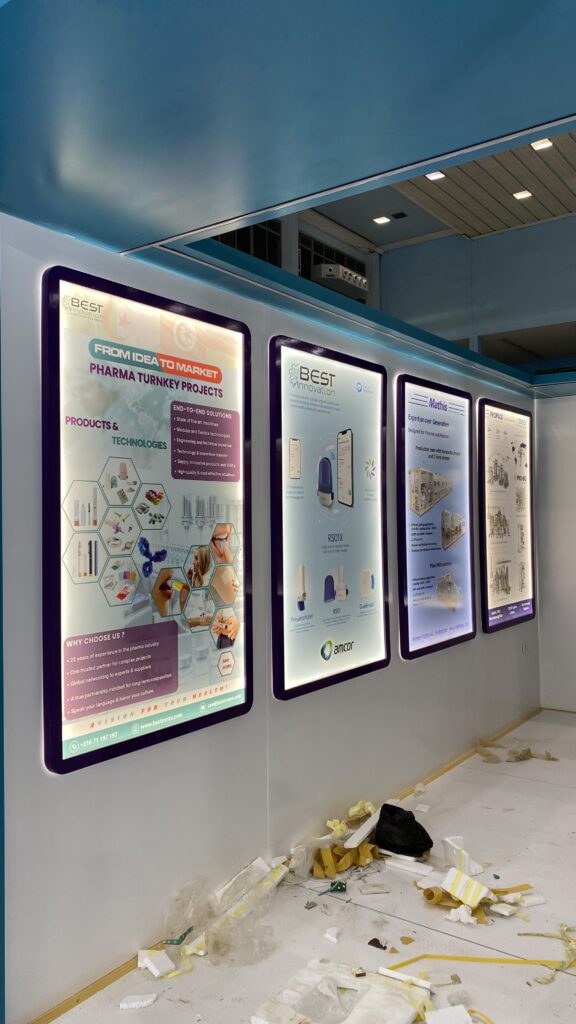 Dernières finitions et ajustements du stand Best Innovation Pharma Algeria avant l’ouverture officielle du Maghreb Pharma Expo 2026