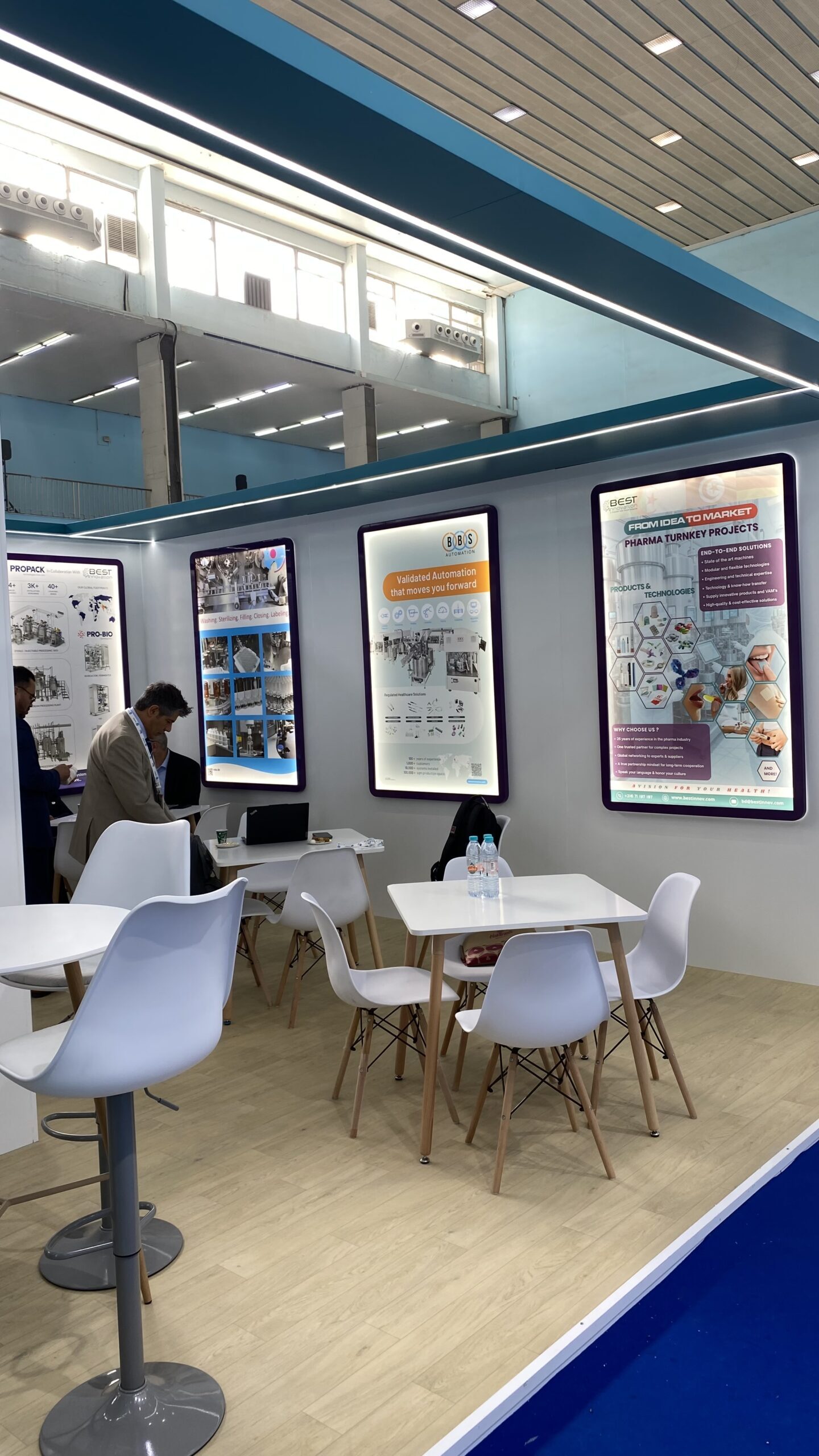 Ambiance professionnelle et dynamique du stand Best Innovation au salon pharmaceutique en Algérie