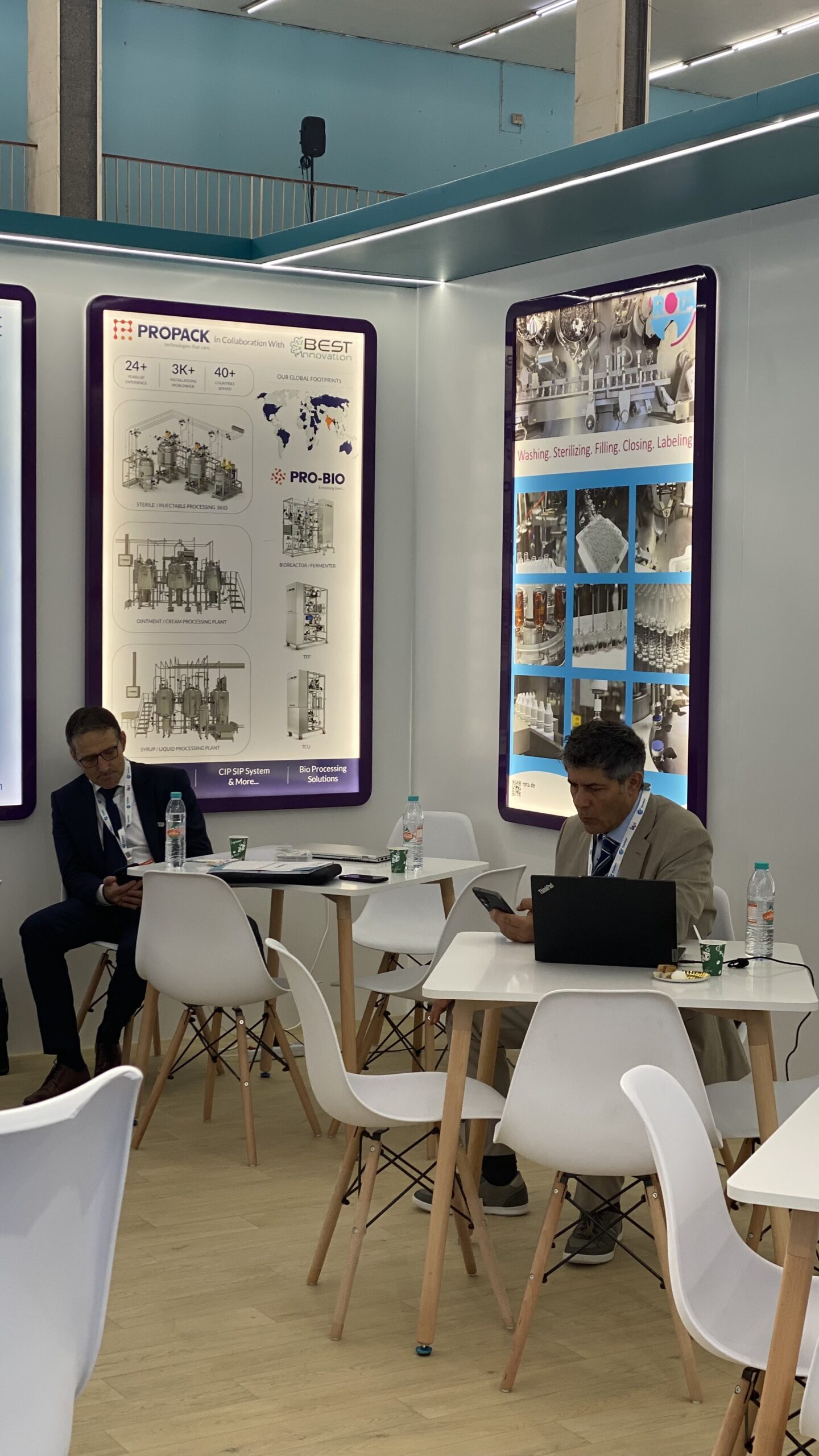 Visiteurs échangeant avec l’équipe Best Innovation au Maghreb Pharma Expo 2026