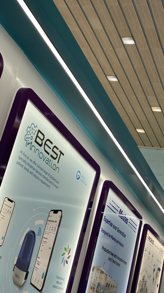 Détail du design du stand Best Innovation avec une identité visuelle pharmaceutique moderne et professionnelle au Maghreb Pharma Expo 2026