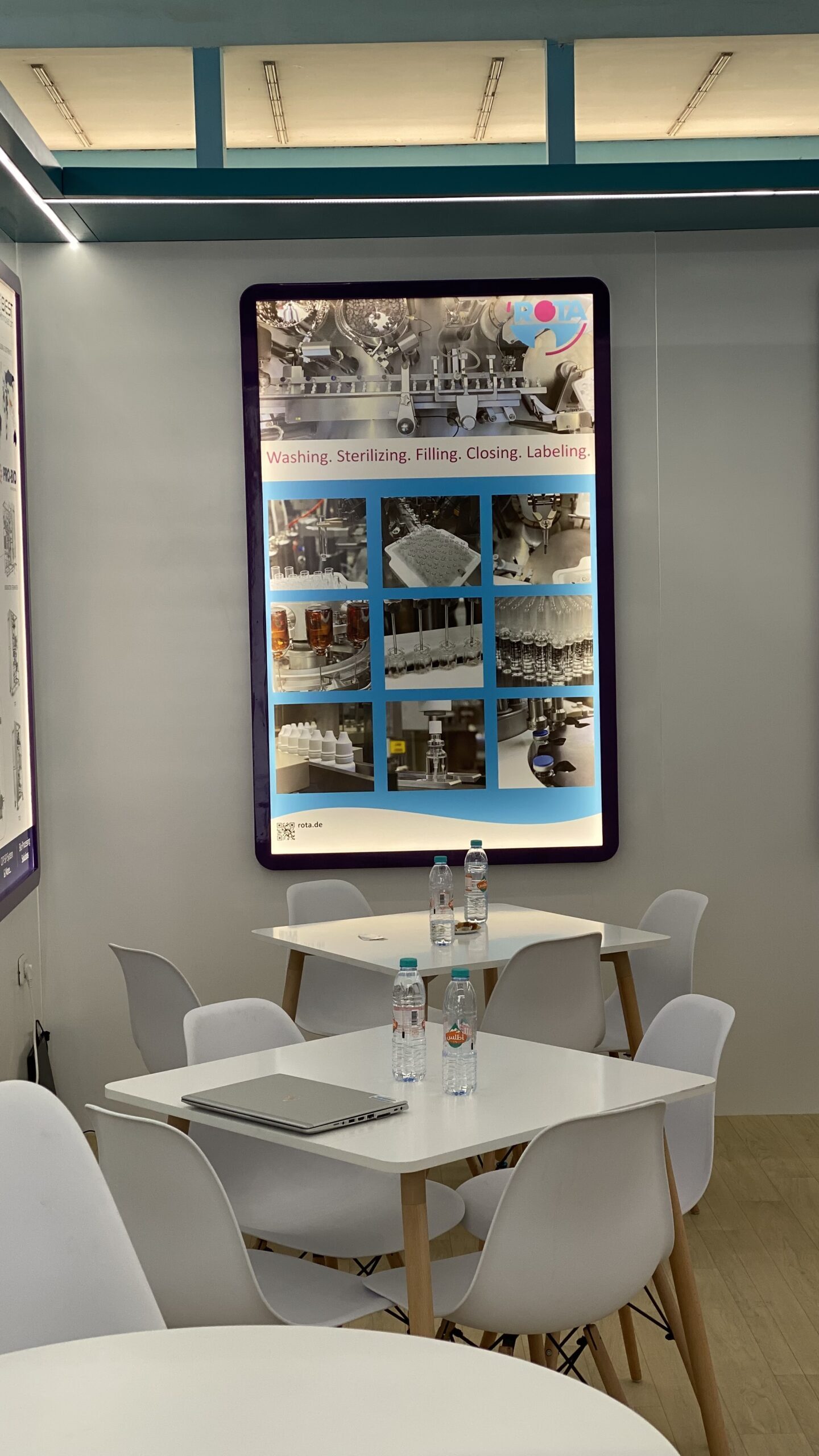 Zone de réunion du stand Best Innovation pour discussions business au Maghreb Pharma Expo 2026