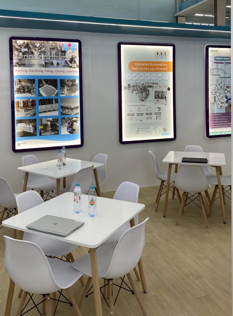 Zone de réunion du stand Best Innovation Pharma Algeria dédiée aux discussions business et aux partenariats au Maghreb Pharma Expo 2026