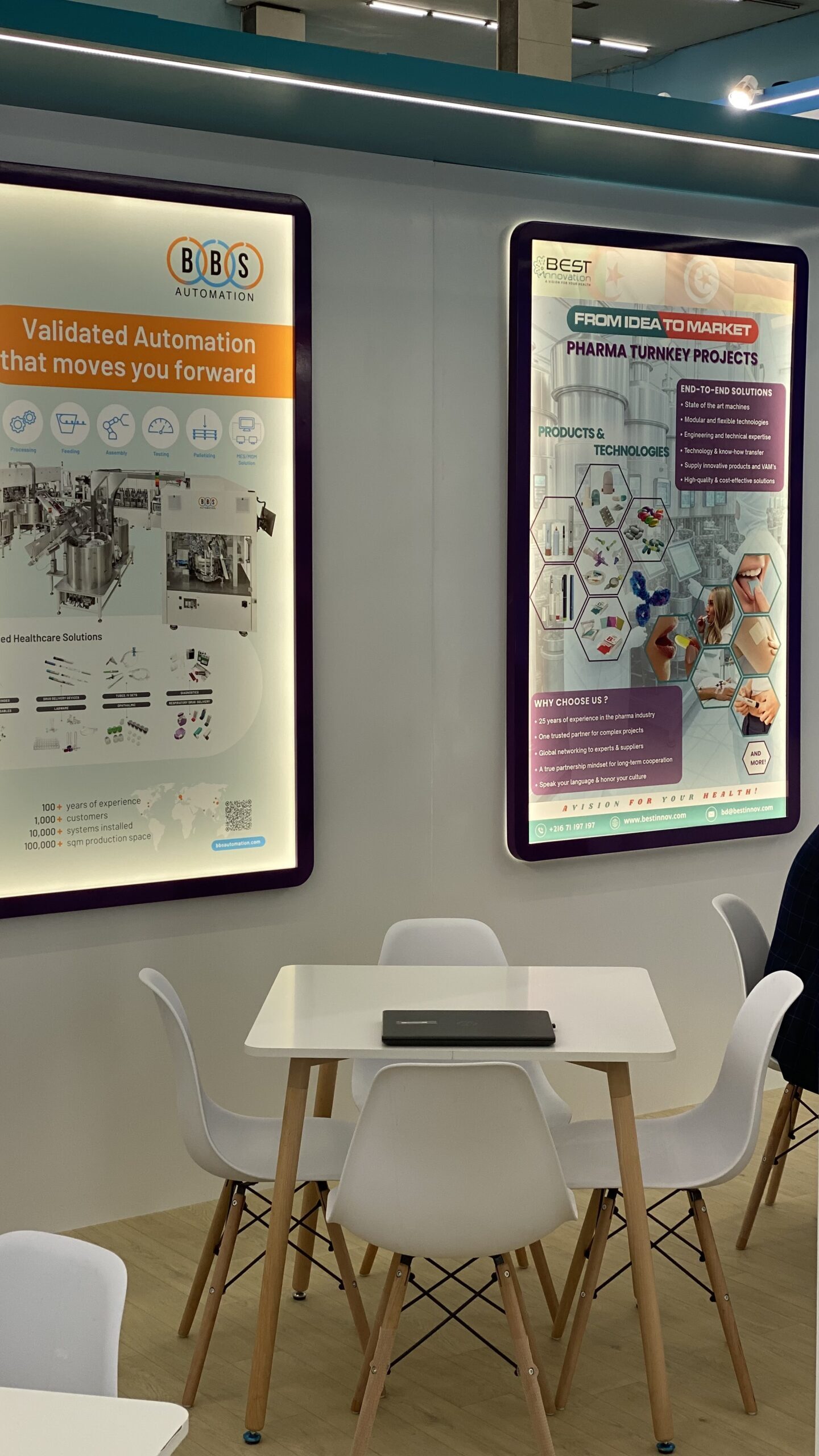 Éclairage du stand Best Innovation mettant en valeur les zones d’exposition au Maghreb Pharma Expo 2026
